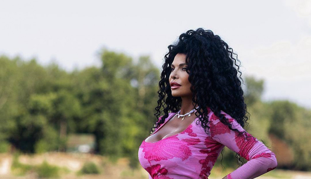 LIDIJA VUKIĆEVIĆ u roze haljini MAMI UZDAHE: Kadrovi oduševili na mrežama, a EVO ko joj pravi društvo (FOTO)