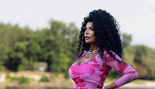 LIDIJA VUKIĆEVIĆ u roze haljini MAMI UZDAHE: Kadrovi oduševili na mrežama, a EVO ko joj pravi društvo (FOTO)