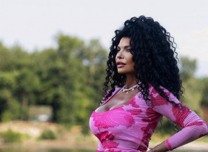 LIDIJA VUKIĆEVIĆ u roze haljini MAMI UZDAHE: Kadrovi oduševili na mrežama, a EVO ko joj pravi društvo (FOTO)
