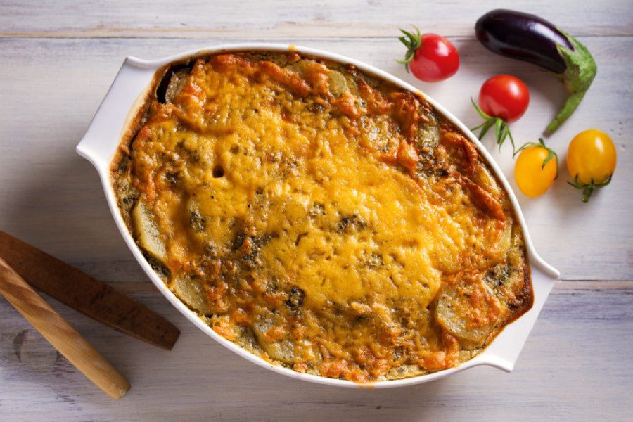 Musaka sa pečenim paprikama OSVAJA na prvi zalogaj: SOČNA, ukusna i mnogo lakša od klasične verzije (RECEPT)