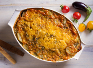 Musaka sa pečenim paprikama OSVAJA na prvi zalogaj: SOČNA, ukusna i mnogo lakša od klasične verzije (RECEPT)