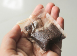 Ne bacajte KESICE čaja: Ovaj jeftin TRIK uklanja i najgoru MASNOĆU sa tiganja