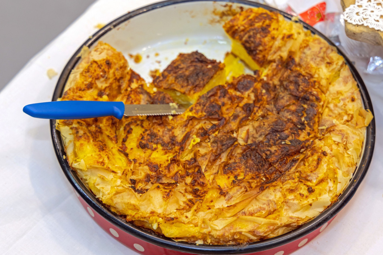 Gibanica GUŽVARA koja uvek uspe: Tajna savršeno HRSKAVIH kora i sočnog fila (RECEPT)