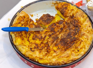 Gibanica GUŽVARA koja uvek uspe: Tajna savršeno HRSKAVIH kora i sočnog fila (RECEPT)