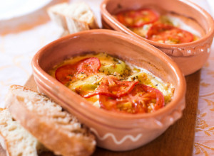 GRČKI BUJURDI sa fetom, paprikama i paradajzom: Toplo predjelo koje se sprema za nekoliko minuta (RECEPT)