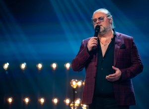 "MOJA PUBLIKA JE JEDNA VESELA EKIPA, LJUDI KOJI UMEJU DA SE ZABAVE, PRISTOJNI SU I KULTURNI", PORUČUJE ŽELJKO ŠAŠIĆ UOČI VELIKOG OKTOBARSKOG KONCERTA U U MTS DVORANI
