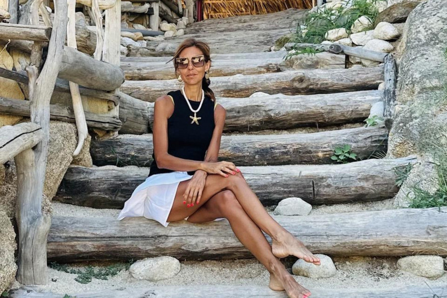 Drina Pešić (51) ZASENILA i duplo mlađe: Letnji stajling sa odmora nikoga nije ostavio ravnodušnim, a jedan DETALJ je njen zaštitni znak (GALERIJA)