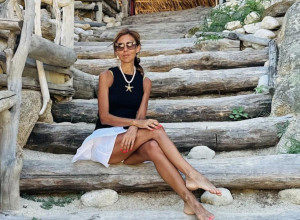 Drina Pešić (51) ZASENILA i duplo mlađe: Letnji stajling sa odmora nikoga nije ostavio ravnodušnim, a jedan DETALJ je njen zaštitni znak (GALERIJA)