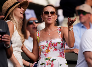 Jelena Đoković u DIOR haljini od 6.000 dolara: Bela lepršava kreacija sa cvetnim printom OSVOJILA Kotor (FOTO)