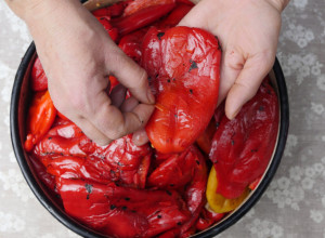 Nema više lepljenja i kidanja paprika: Ovaj bakin TRIK olakšava ljuštenje - kožica sama spada