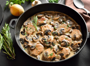 Svinjski MEDALJONI u kremastom sosu od šampinjona: Uz ovaj recept meso ostaje sočno i mekano, a zalogaji se tope u ustima