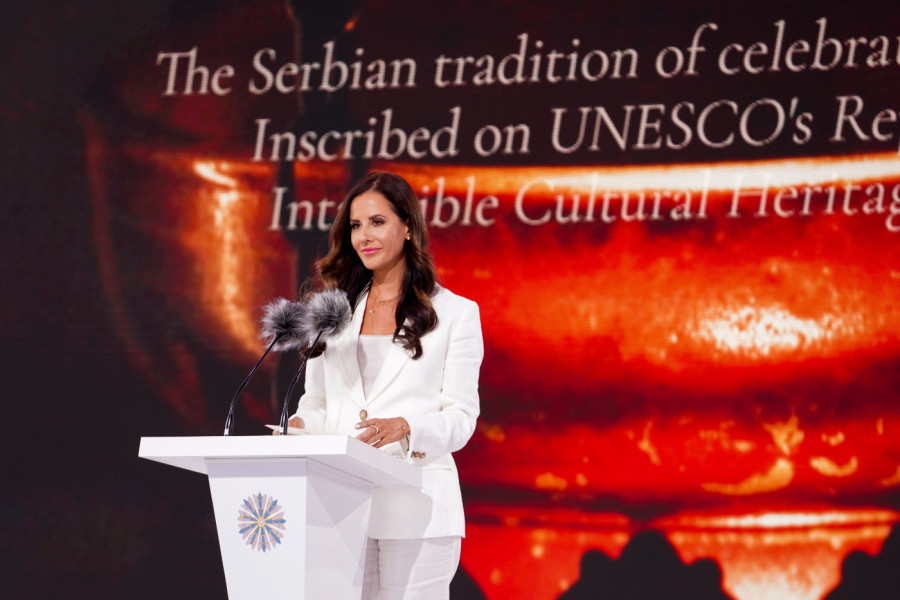 TAMARA VUČIĆ u Kijevu u besprekorno elegantnom izdanju: Klasično odelo SAVRŠENOG KROJA dokaz je da je jednostavnost večna (GALERIJA)