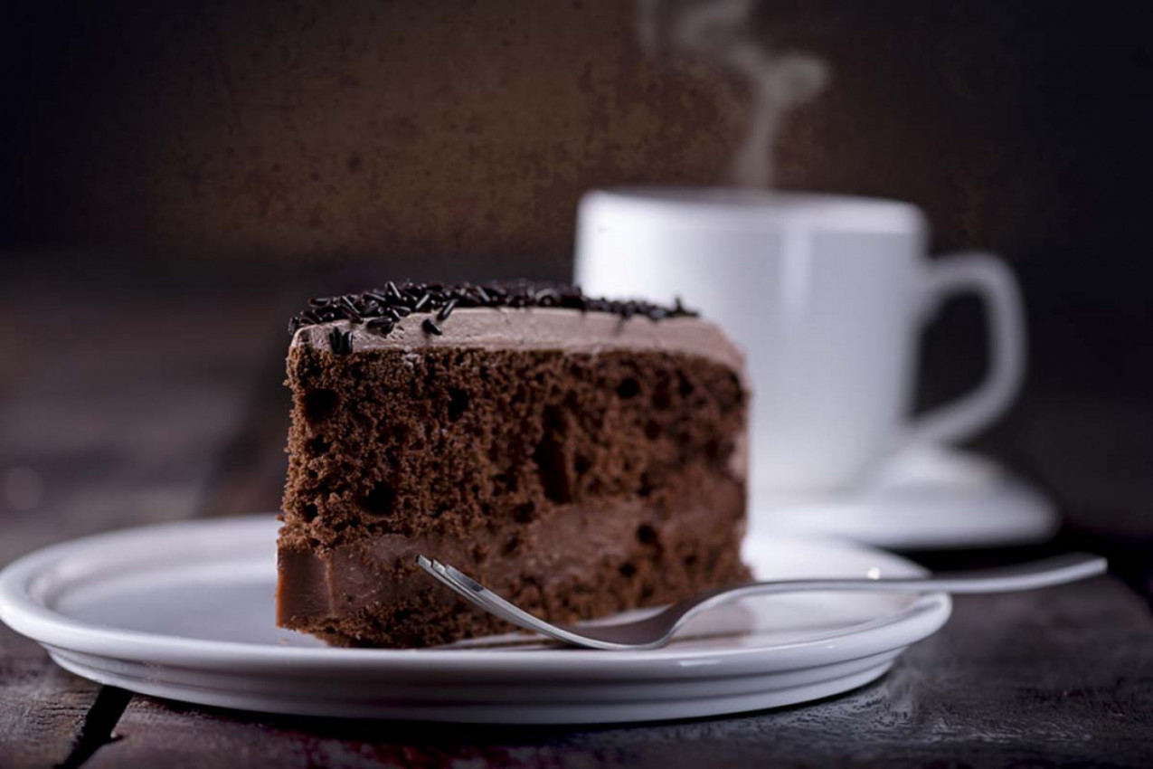 Čokoladni kolač sa KAFOM koji osvaja na prvi zalogaj: Jedan sastojak mu daje poseban ukus, a pravi se veoma lako (RECEPT)