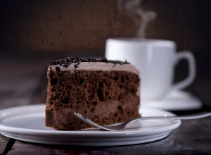 Čokoladni kolač sa KAFOM koji osvaja na prvi zalogaj: Jedan sastojak mu daje poseban ukus, a pravi se veoma lako (RECEPT)