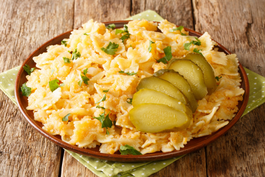 Baka ga je spremala za RUČAK kad nema mesa: Ovo STARINSKO JELO od krompira i testenine košta svega oko 200 dinara (RECEPT)