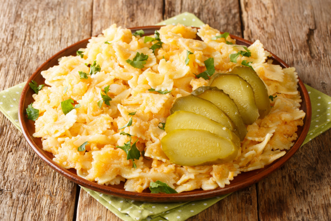 Baka ga je spremala za RUČAK kad nema mesa: Ovo STARINSKO JELO od krompira i testenine košta svega oko 200 dinara (RECEPT)