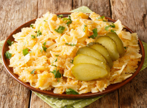 Baka ga je spremala za RUČAK kad nema mesa: Ovo STARINSKO JELO od krompira i testenine košta svega oko 200 dinara (RECEPT)