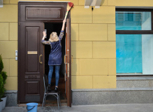 VRATA ĆE ZABLISTATI i bez skupih sredstava: Sve što vam treba već imate u kuhinji