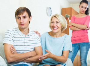 MAJKA mu je uvek NA PRVOM MESTU: Osećam se kao GOST u sopstevnoj vezi, a svekrva likuje