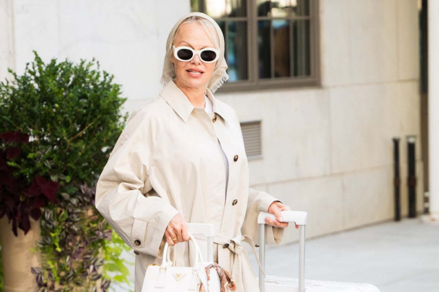 Pamela Anderson u jesenjem izdanju koje OSVAJA na prvi pogled: OVAJ detalj vratio je stil holivudskih diva, a sve je začinila luksuzom (GALERIJA)