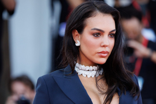 Georgina Rodrigez u Veneciji privukla SVE poglede: DUBOK dekolte, raskošan nakit i Guči salonke od 1.220 dolara (GALERIJA)