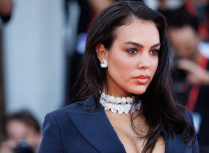 Georgina Rodrigez u Veneciji privukla SVE poglede: DUBOK dekolte, raskošan nakit i Guči salonke od 1.220 dolara (GALERIJA)