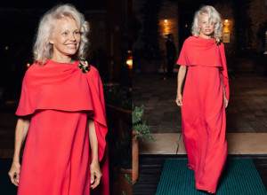 Pamela Anderson zablistala u Veneciji u crvenoj haljini koju potpisuje Oscar de la Renta