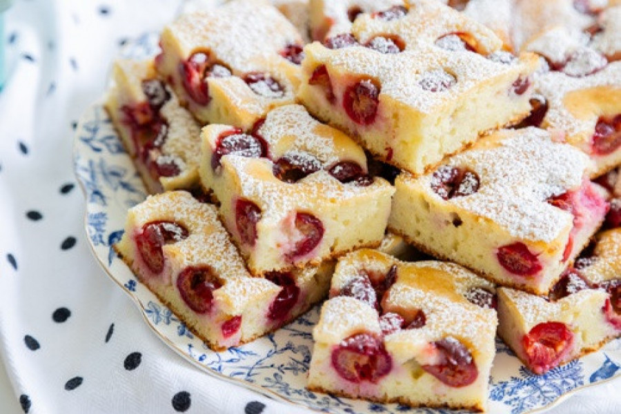 Bakin kolač sa višnjama OSVAJA na prvi zalogaj: Sprema se lako, a ostaje mekan i SOČAN danima (RECEPT)