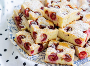 Bakin kolač sa višnjama OSVAJA na prvi zalogaj: Sprema se lako, a ostaje mekan i SOČAN danima (RECEPT)