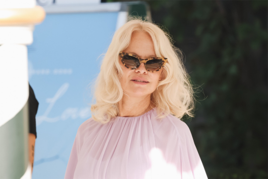 PAMELA ANDERSON zablistala u Veneciji: Ljubičasta kombinacija i cipele leopard printa mamile sve poglede (GALERIJA)