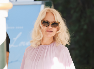 PAMELA ANDERSON zablistala u Veneciji: Ljubičasta kombinacija i cipele leopard printa mamile sve poglede (GALERIJA)