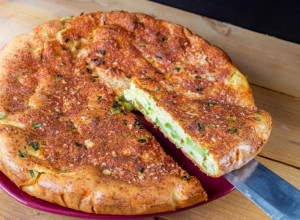 BRZA PITA od tikvica i sira: Sočna letnja poslastica koja se priprema bez mnogo muke
