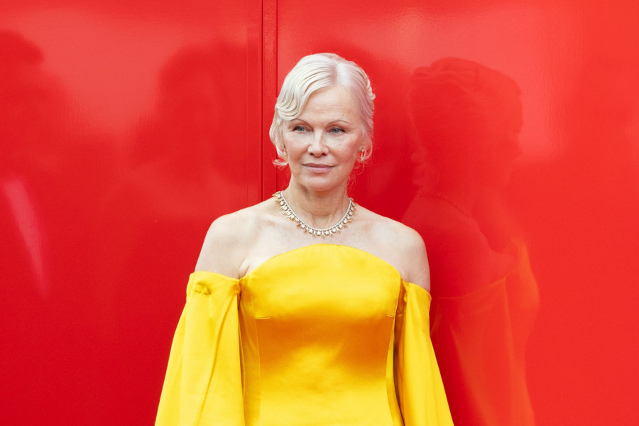 Pamela Anderson BLISTA u Veneciji: Žuta haljina sa raskošnim šlepom mami SVE POGLEDE (GALERIJA)