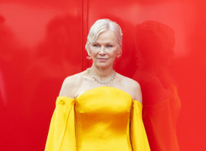 Pamela Anderson BLISTA u Veneciji: Žuta haljina sa raskošnim šlepom mami SVE POGLEDE (GALERIJA)