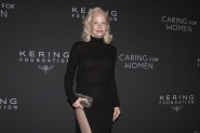 PAMELA ANDERSON u nikad smelijem izdanju: Dubok šlic i gola leđa ostavili sve BEZ DAHA (GALERIJA)