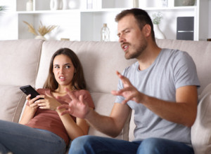 Kako prepoznati da vas partner laže? Ovih 8 znakova mogu da otkriju da nešto SKRIVA od vas