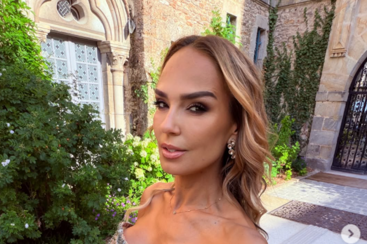 MARIJANA MATEUS u smelom izdanju: Kratak mantil od antilopa ponela BEZ IČEGA ispod (FOTO)