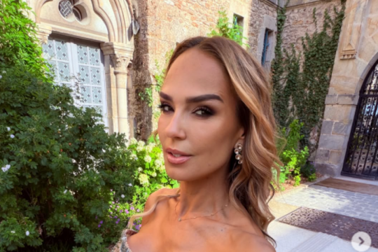MARIJANA MATEUS u smelom izdanju: Kratak mantil od antilopa ponela BEZ IČEGA ispod (FOTO)