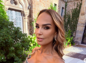 MARIJANA MATEUS u smelom izdanju: Kratak mantil od antilopa ponela BEZ IČEGA ispod (FOTO)