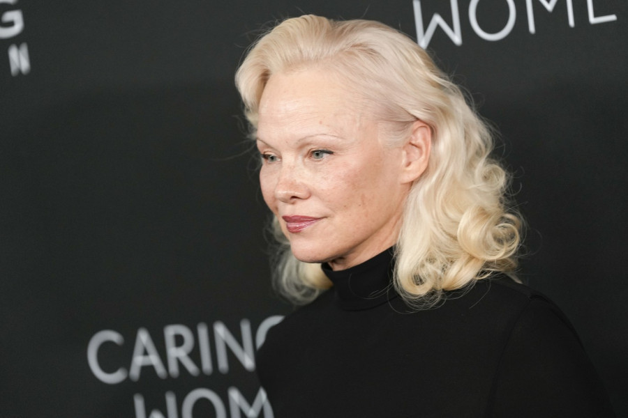 PAMELA ANDERSON oduševila u Njujorku: Crna haljina očarala, a JEDAN DETALJ SVI IZNOVA KOMENTARIŠU (FOTO)