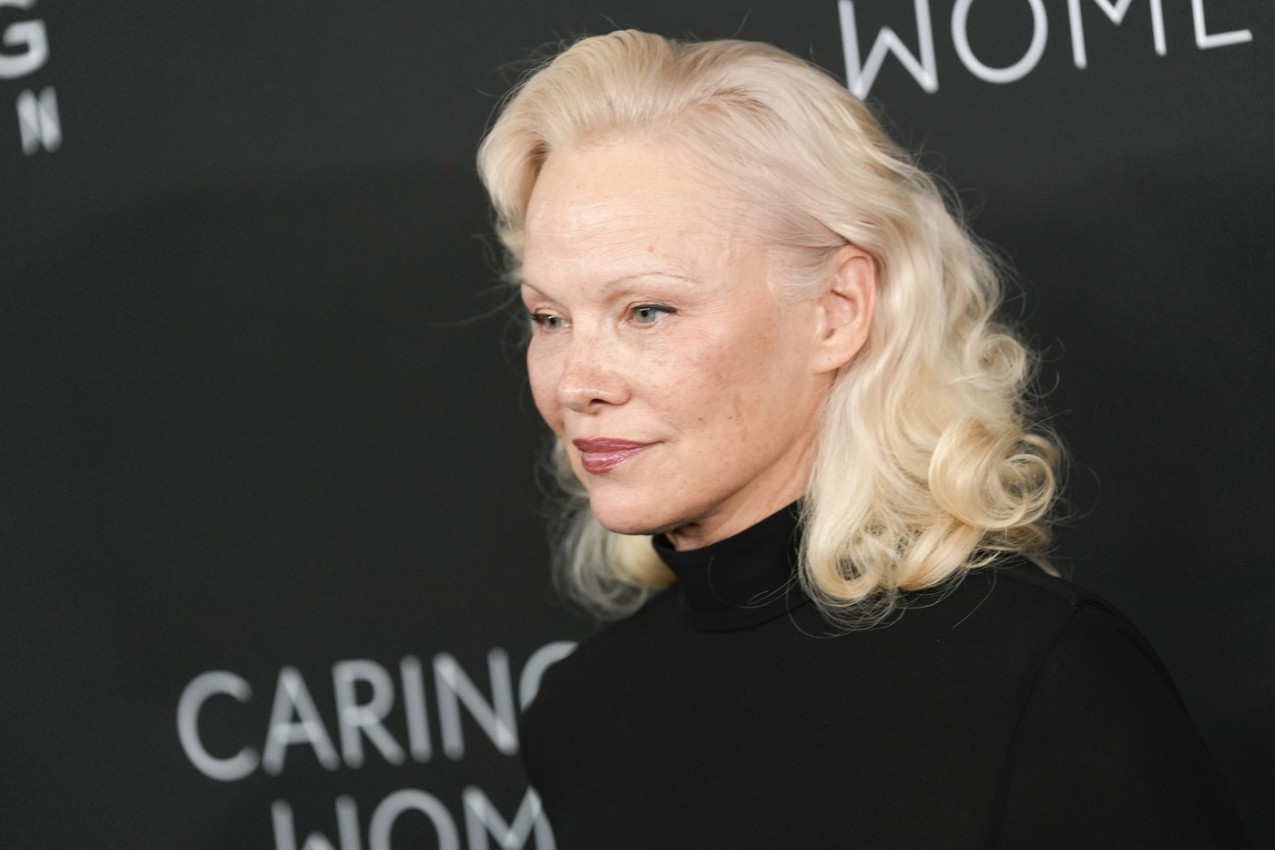 PAMELA ANDERSON oduševila u Njujorku: Crna haljina očarala, a JEDAN DETALJ SVI IZNOVA KOMENTARIŠU (FOTO)
