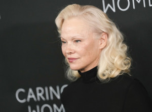 PAMELA ANDERSON oduševila u Njujorku: Crna haljina očarala, a JEDAN DETALJ SVI IZNOVA KOMENTARIŠU (FOTO)