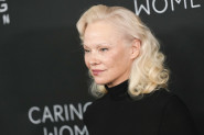 PAMELA ANDERSON oduševila u Njujorku: Crna haljina očarala, a JEDAN DETALJ SVI IZNOVA KOMENTARIŠU (FOTO)