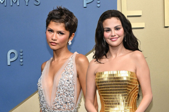 ZLATO I SREBRO DOMINIRALI NA EMIJU: Selena Gomez i Zendeja ZABLISTALE I  donele dva potpuno različita pogleda na glamur (FOTO)