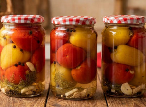 Barena PARADAJZ-PAPRIKA za zimnicu: Ovako ostaje SOČNA, hrskava i puna ukusa mesecima