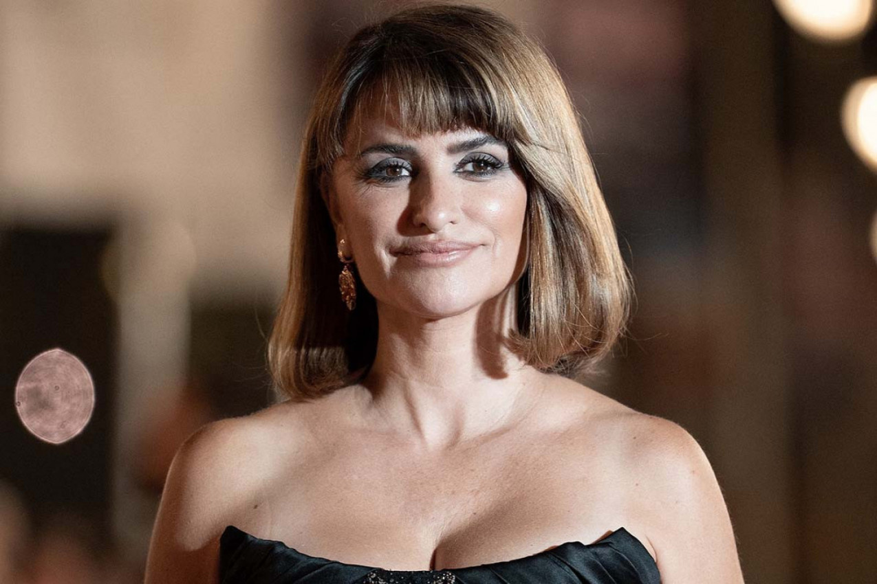 Penelope Kruz u 52. godini zablistala u MINIJATURNOJ crnoj korset-haljini: Fatalna glumica otkrila tajnu svoje lepote - evo kako to postiže (FOTO)