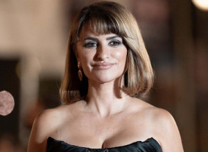 Penelope Kruz u 52. godini zablistala u MINIJATURNOJ crnoj korset-haljini: Fatalna glumica otkrila tajnu svoje lepote - evo kako to postiže (FOTO)