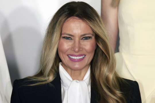 MELANIJA TRAMP u crnom odelu pokazala kako se nosi elegancija: Bela bluza sa efektnim DETALJEM privukla pažnju (GALERIJA)