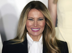 MELANIJA TRAMP u crnom odelu pokazala kako se nosi elegancija: Bela bluza sa efektnim DETALJEM privukla pažnju (GALERIJA)