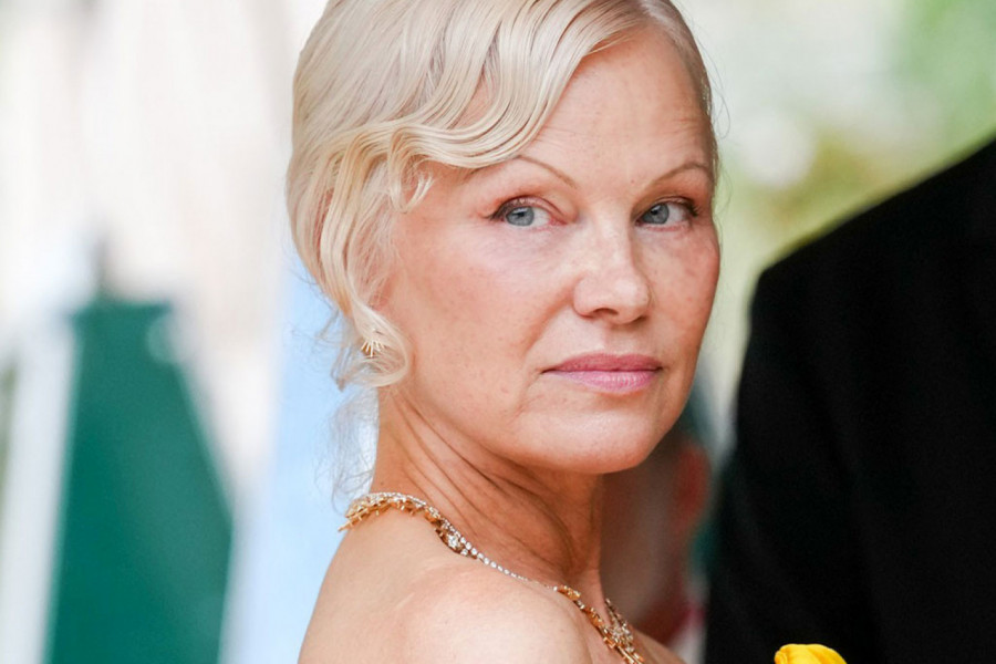 PAMELA ANDERSON  sve iznenadila u Milanu: Pokazala glamur, a zbog OVOG detalja svi pričaju o njoj - vratila nas je u prošlost!